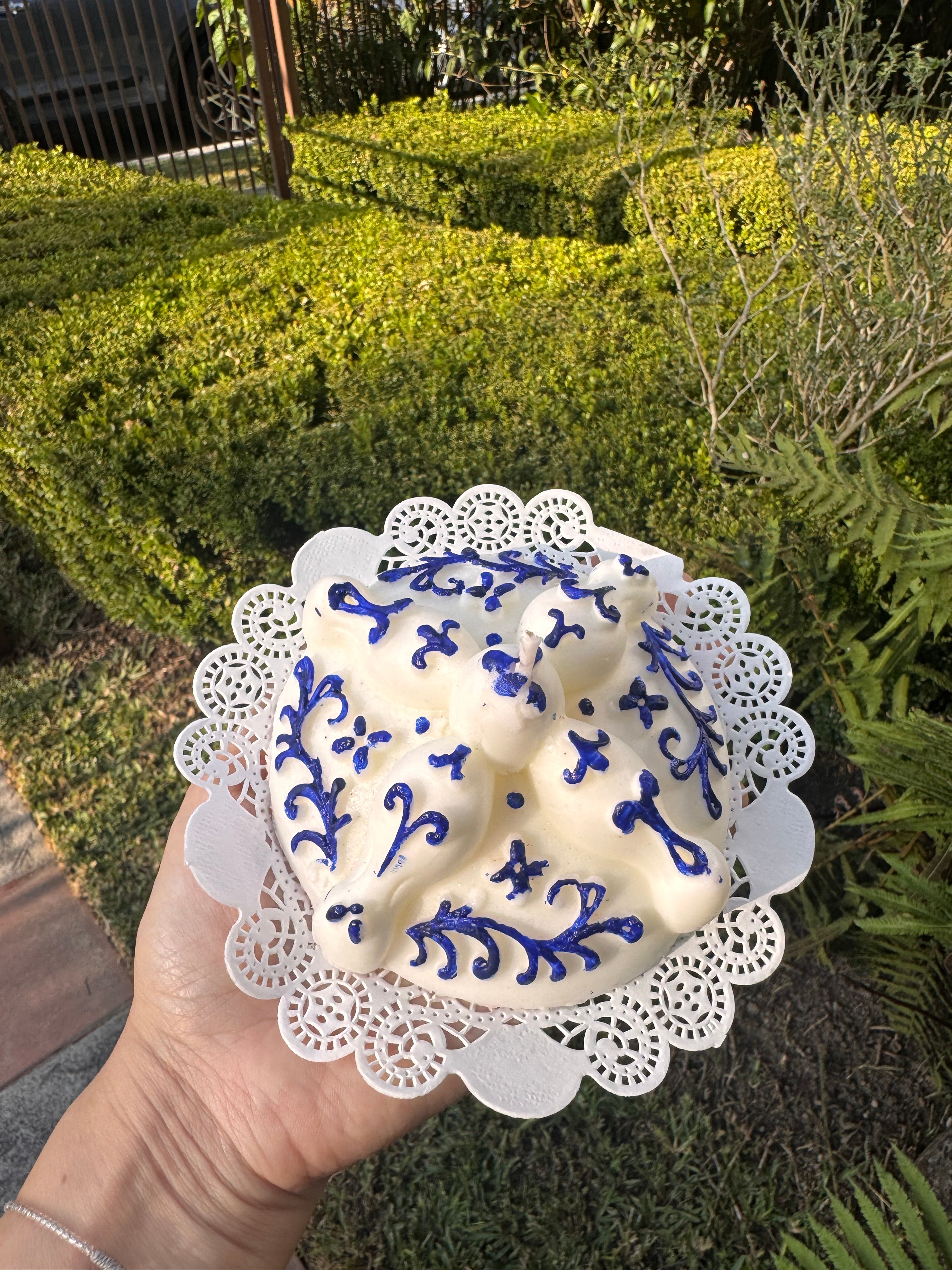 vela de cera con forma de pan de muerto estilo talavera